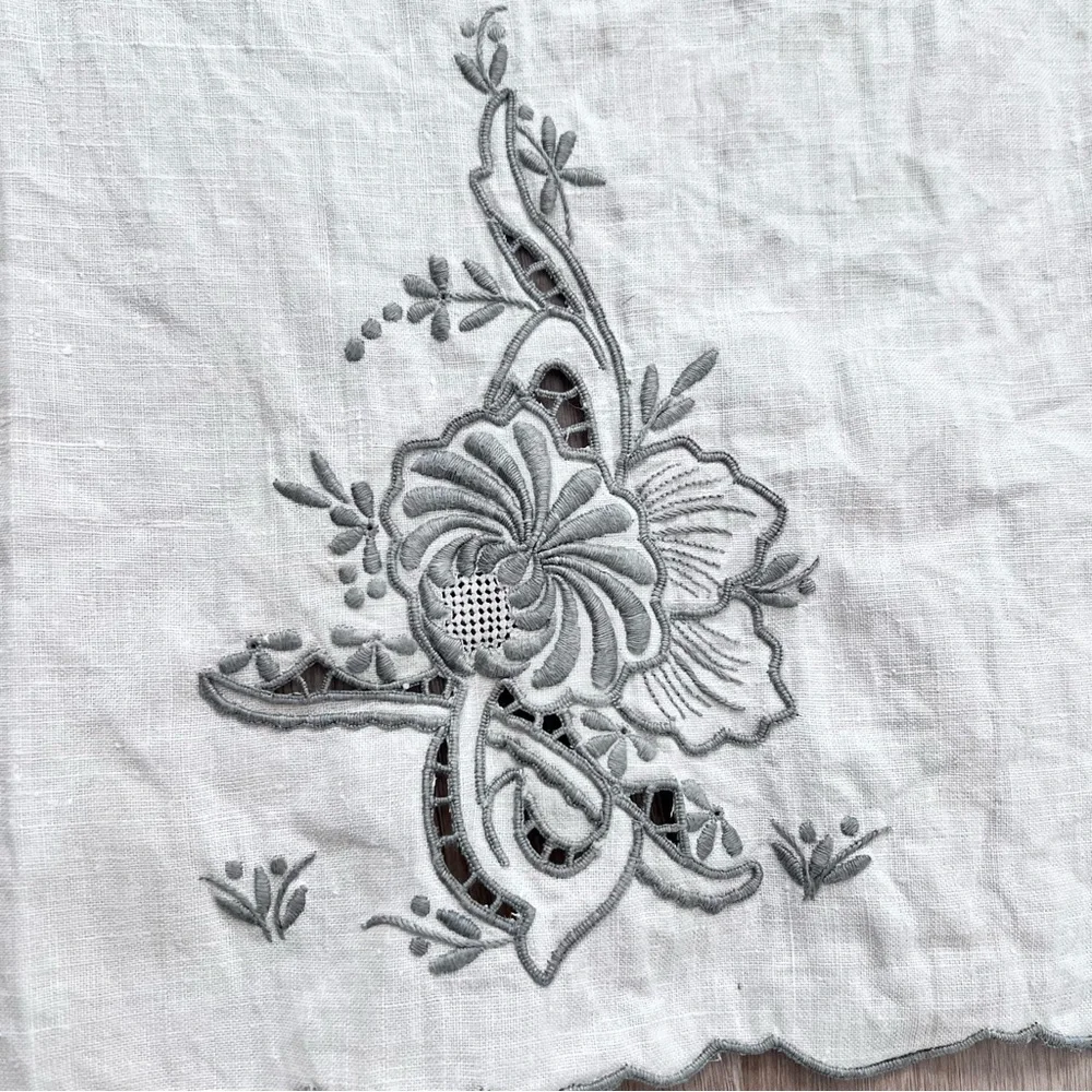 2 PCs Vintage Elegant‎ Off White Tea Towel Embroidered Gray Flower 19” X 13”